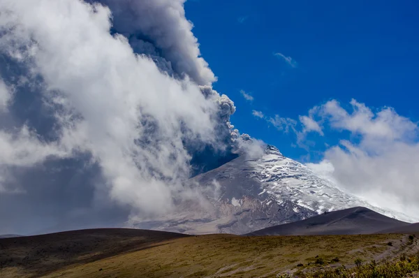 Active Cotopaxi volcano erupting — Stock Photo, Image