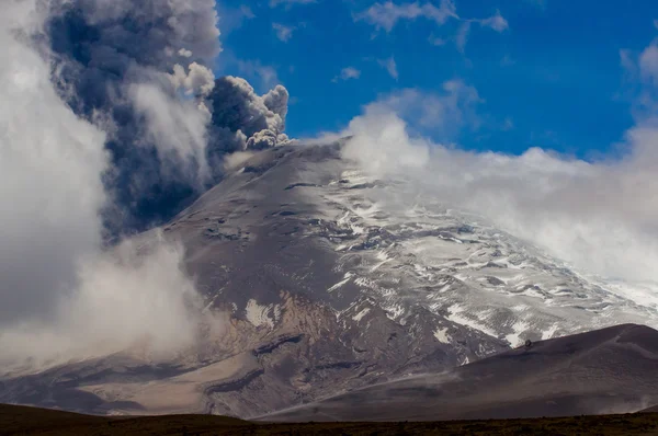 Vulcão cotopaxi activo em erupção — Fotografia de Stock