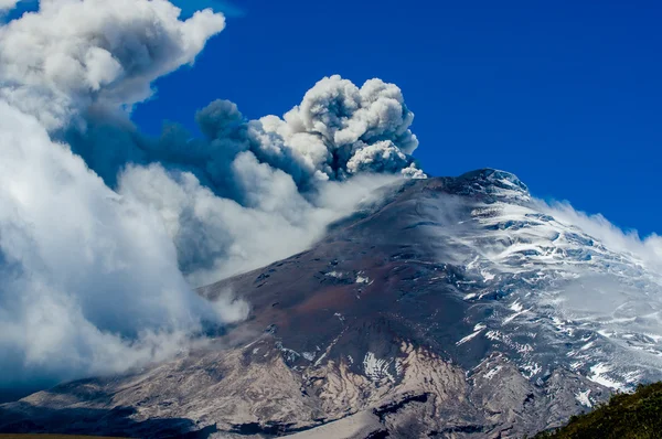 Active Cotopaxi volcano erupting — Stock Photo, Image