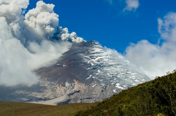 Active Cotopaxi volcano erupting — Stock Photo, Image