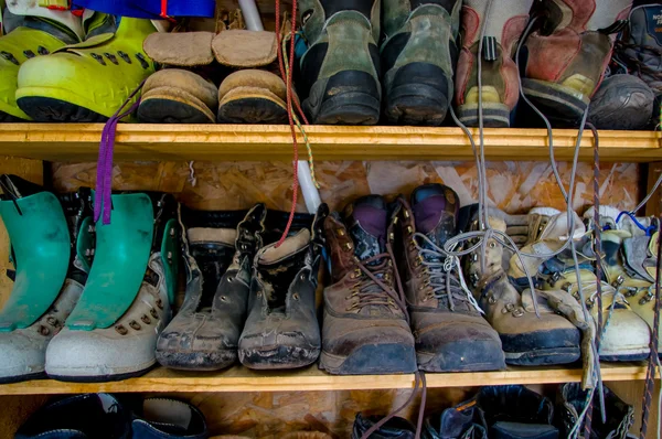 Botas de escalada en un estante de zapatos al aire libre — Foto de Stock