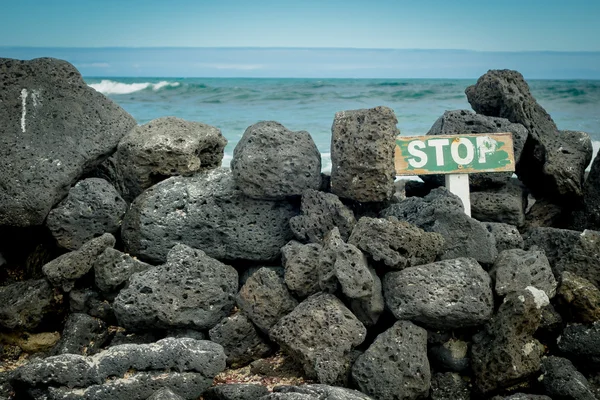 Gamla trä stoppskylt varning om en skyddad strand i Galapagosöarna — Stockfoto