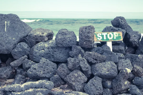 Staré dřevěné stopku varování o chráněnou pláž na Galapágy — Stock fotografie