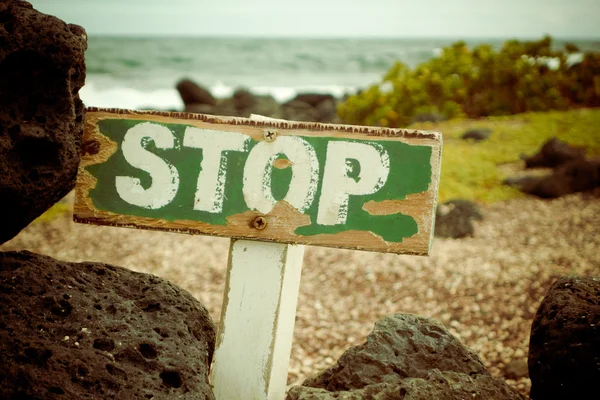 Altes hölzernes Stoppschild, das vor einem geschützten Strandbereich auf den Galapagos-Inseln warnt — Stockfoto