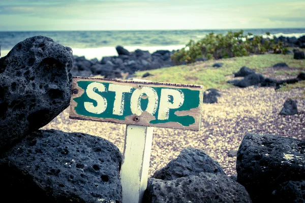 Старый деревянный знак остановки предупреждение об охраняемой пляжной зоне на Галапагосских островах — стоковое фото