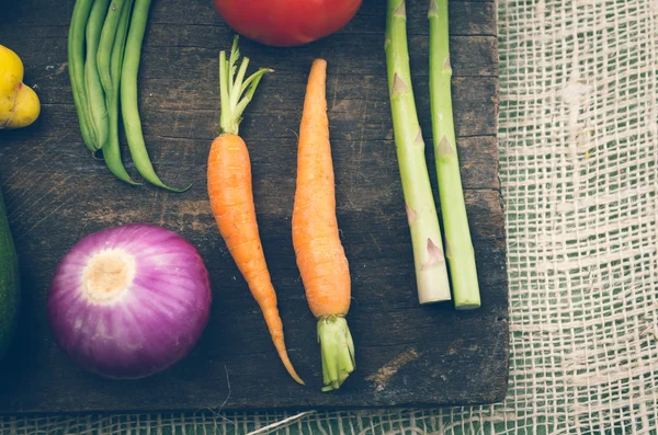 Verdure miste biologiche e deliziose su tavola di legno — Foto Stock