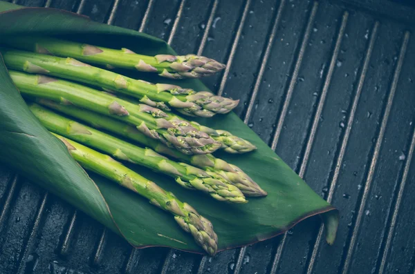 Organicznych i smaczne szparagi leżącego w liść na metalowy grill strzał z góry — Zdjęcie stockowe
