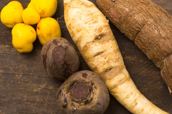 All-natural white carrot, sweet potato and potatoes displayed — Stock fotografie