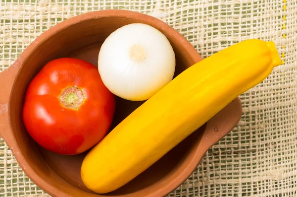 Zwiebeln, Tomaten und Zucchini in Keramik-Terrakota-Schüssel — Stockfoto