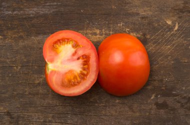 parlak renkli domates bir tarafta ahşap tahta ile ikiye böldüm