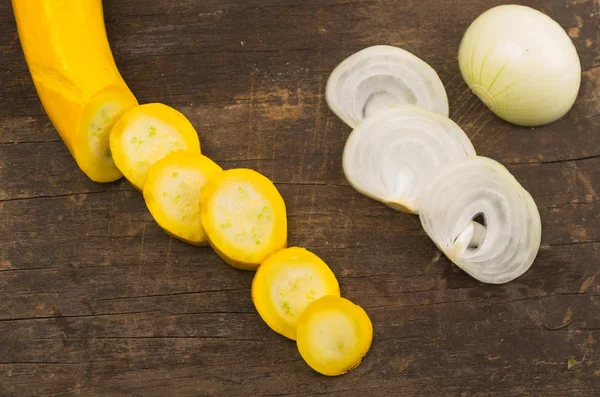 Zucchine e cipolla su tavola di legno — Foto Stock