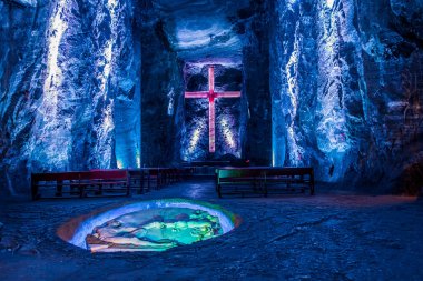 Mermer ve yeraltı tuz katedral içinde bir maden dan çok renkli tüneller inşa Zipaquira, tuz heykeller. Kolombiyalı mimarisinin bir etkileyici başarı.