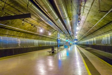 Oslo, Norveç - 8 Temmuz, 2015: Nationaltheatret Tren İstasyonu şehir merkezi Oslo gösteren büyük yeraltı salonu ve platform