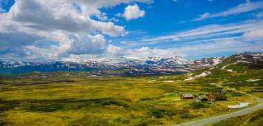 Valdres, Norveç - 6 Temmuz, 2015: kaplı doğa Valdresflya, yeşil peyzaj çarpıcı uzanan çok göz benekli kar, göllerin güzel mavi gökyüzü altında görebilirsiniz