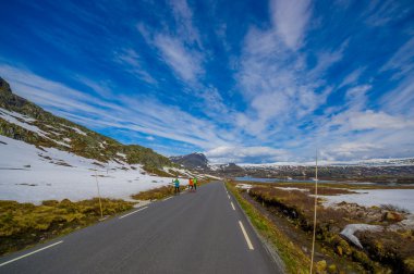 Valdres, Norveç - 6 Temmuz, 2015: doğa çarpıcı tarafından Valdresflya dağ sorrounded geçen güzel yol