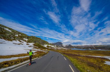 Valdres, Norveç - 6 Temmuz, 2015: doğa çarpıcı tarafından Valdresflya dağ sorrounded geçen güzel yol