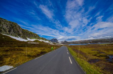 Valdres, Norveç - 6 Temmuz, 2015: doğa çarpıcı tarafından Valdresflya dağ sorrounded geçen güzel yol
