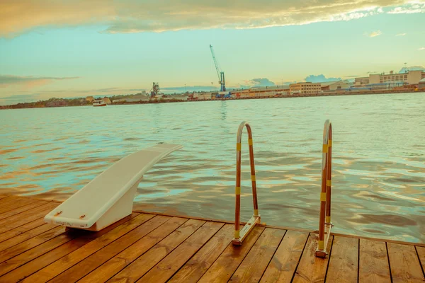 OSLO, NORUEGA - 8 DE JULIO DE 2015: Tablero de buceo montado en la superficie de madera sobre el agua en el área del muelle de Aker Brygge durante la hora del atardecer — Foto de Stock