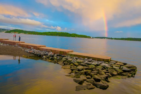 OSLO, NORUEGA - 8 JULHO, 2015: Praia da cidade com muro de pedra criando enseada agradável para nadadores em Tjuvholmen — Fotografia de Stock