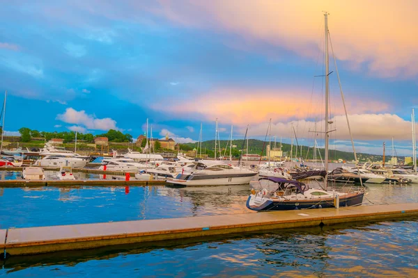 OSLO, NORWAY - 8 JULY, 2015: Marina showing many boats of different kinds parked by Aker Brygge during sunset hour — Stok fotoğraf