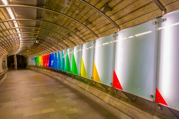 OSLO, NORWAY - 8 JULY, 2015: Nationaltheatret train station downtown Oslo showing large underground hall and platform — Stock Photo, Image