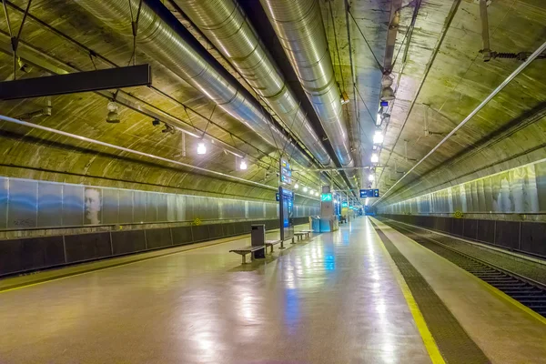 OSLO, NORUEGA - 8 DE JULIO DE 2015: Estación de tren Nationaltheatret en el centro de Oslo mostrando gran sala subterránea y plataforma —  Fotos de Stock