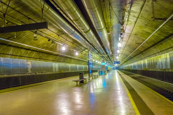 OSLO, NORUEGA - 8 DE JULIO DE 2015: Estación de tren Nationaltheatret en el centro de Oslo mostrando gran sala subterránea y plataforma —  Fotos de Stock