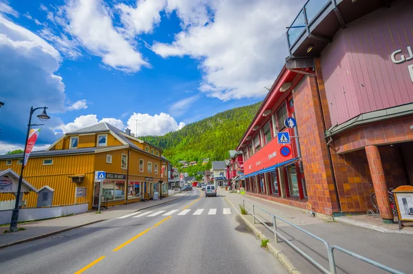 VALDRES, NORWAY - 6 JULY, 2015: Charming town of Fagernes with small city buildings sorrounded by green mountains — Φωτογραφία Αρχείου