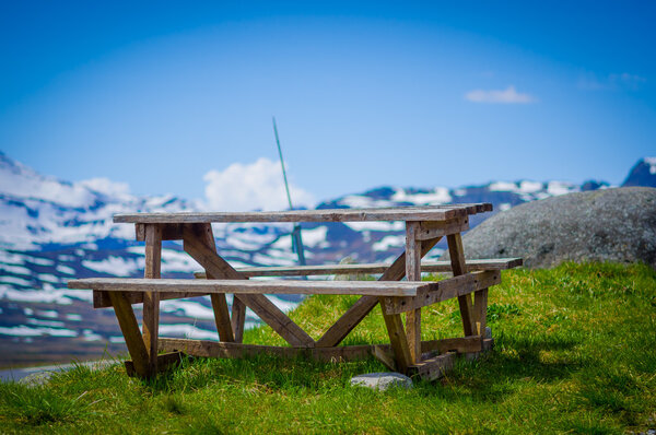ВАЛЬДРЕС, НОРВЕГИЯ - 6 ИЮЛЯ 2015 года: Вдоль дороги, пересекающей горный хребет Вальдшфлия, расположены пикники с потрясающим видом на зеленые пастухи и заснеженные персики
