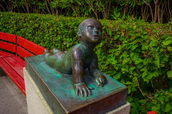 OSLO, NORWAY - 8 JULY, 2015: Sculpture of baby lying using arms to raise upper body, located in Vigelandsparken — Stock Photo, Image