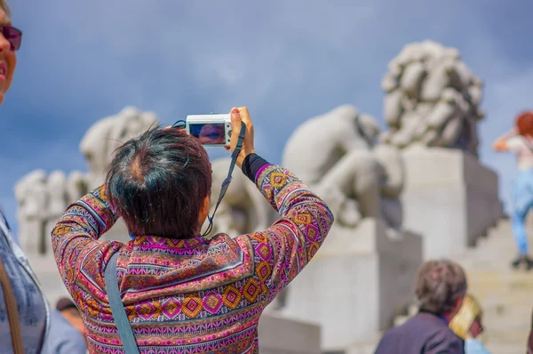 OSLO, NORWAY - 8 JULY, 2015: Tourists enjoying a beautiful sunny day in the famous Vigelandsparken which contains numerous nude sculptures — Zdjęcie stockowe