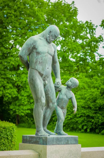 OSLO, NORUEGA - 8 DE JULIO DE 2015: Varias esculturas desnudas en diferentes posiciones como parte de la famosa Vigelandsparken en un hermoso día de verano —  Fotos de Stock