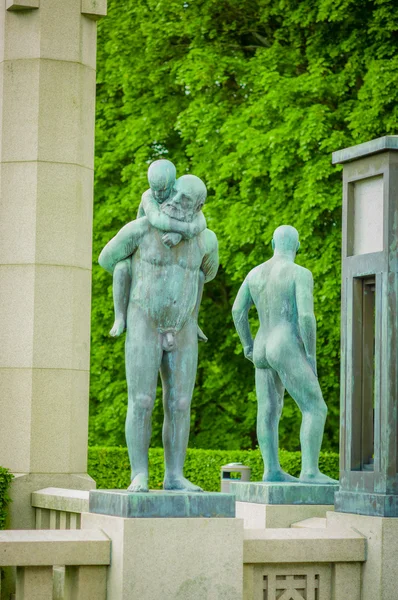 OSLO, NORUEGA - 8 DE JULIO DE 2015: Varias esculturas desnudas en diferentes posiciones como parte de la famosa Vigelandsparken en un hermoso día de verano —  Fotos de Stock