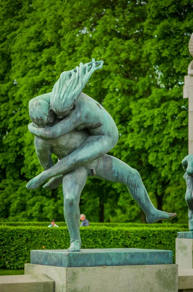 OSLO, NORUEGA - 8 DE JULIO DE 2015: Varias esculturas desnudas en diferentes posiciones como parte de la famosa Vigelandsparken en un hermoso día de verano — Foto de Stock