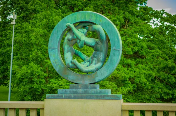 OSLO, NORUEGA - 8 DE JULIO DE 2015: Varias esculturas desnudas en diferentes posiciones como parte de la famosa Vigelandsparken en un hermoso día de verano —  Fotos de Stock