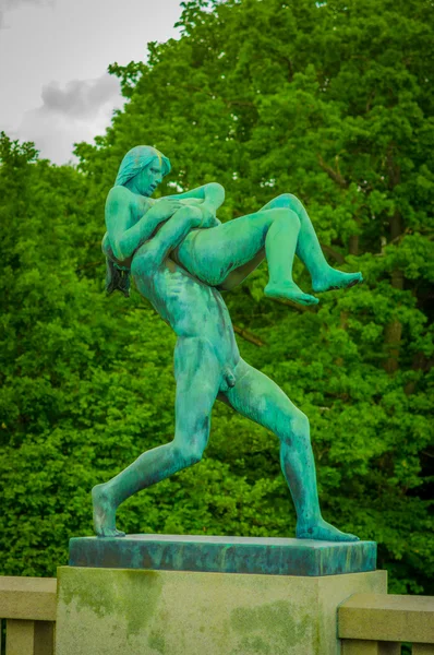 OSLO, NORUEGA - 8 DE JULIO DE 2015: Varias esculturas desnudas en diferentes posiciones como parte de la famosa Vigelandsparken en un hermoso día de verano — Foto de Stock