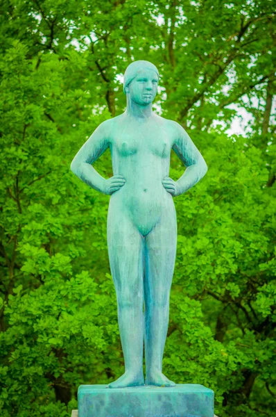 OSLO, NORUEGA - 8 DE JULIO DE 2015: Varias esculturas desnudas en diferentes posiciones como parte de la famosa Vigelandsparken en un hermoso día de verano — Foto de Stock