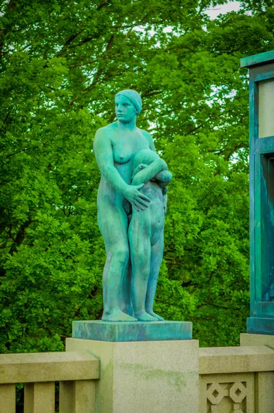 OSLO, NORUEGA - 8 DE JULIO DE 2015: Varias esculturas desnudas en diferentes posiciones como parte de la famosa Vigelandsparken en un hermoso día de verano — Foto de Stock