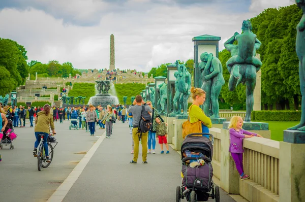 OSLO, NORWAY - 8 JULY, 2015: Tourists enjoying a beautiful sunny day in the famous Vigelandsparken which contains numerous nude sculptures — Stock Fotó