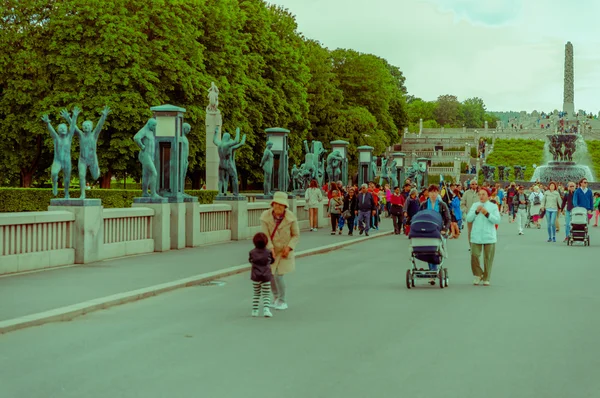 OSLO, NORUEGA - 8 JULHO, 2015: Turistas desfrutando de um belo dia ensolarado na famosa Vigelandsparken que contém inúmeras esculturas nuas — Fotografia de Stock