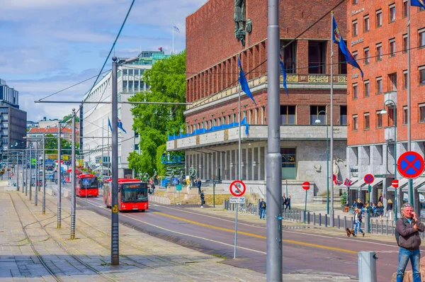 OSLO, NORVÈGE - 8 JUILLET 2015 : Bus de transport public passant devant la mairie par une belle journée ensoleillée — Photo