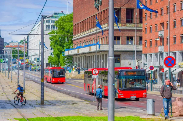 OSLO, NORVÈGE - 8 JUILLET 2015 : Bus de transport public passant devant la mairie par une belle journée ensoleillée — Photo