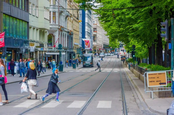 OSLO, NORVÈGE - 8 JUILLET 2015 : La vie quotidienne dans la rue animée appelée Stortingsgaten, rails de tramway visibles — Photo