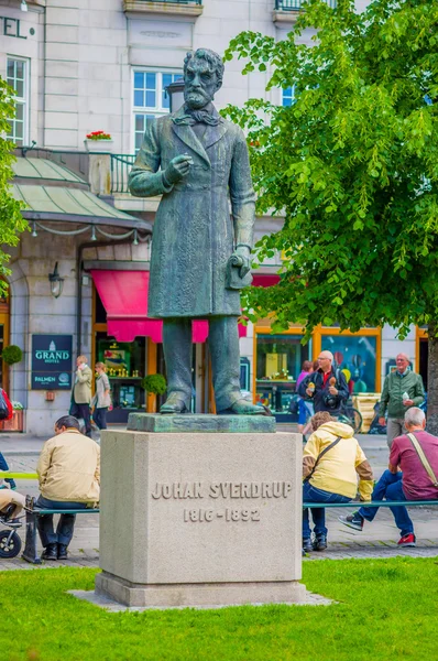 OSLO, NORWAY - 8 JULY, 2015: Statue of first Norwegian parliamentary prime minister Johan Sverdrup, located in Karl Johansgate — 图库照片