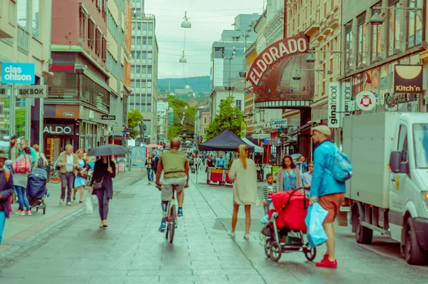 OSLO, NORUEGA - 8 JULHO, 2015: Vida diária em Torggata e entrada para o famoso cinema Eldorado — Fotografia de Stock