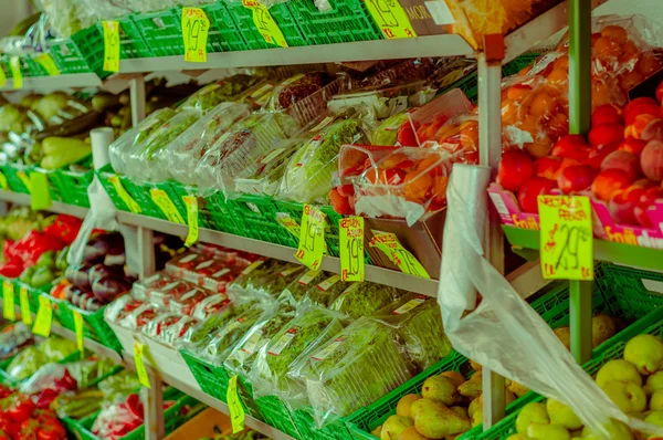 OSLO, NORWAY - 8 JULY, 2015: Typical vegetable market in Torggata where many immigrants run successfull food related businesses with a great variety of products — 스톡 사진