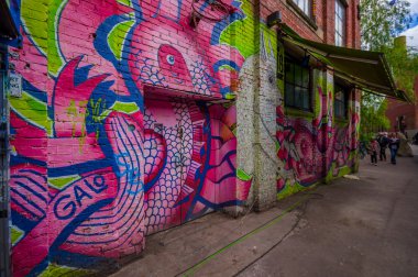 Oslo, Norveç - 8 Temmuz, 2015: Graffiti sokak sanat sanatsal alan Brenneriveien Grunerlokka, binaların duvarları üzerinde