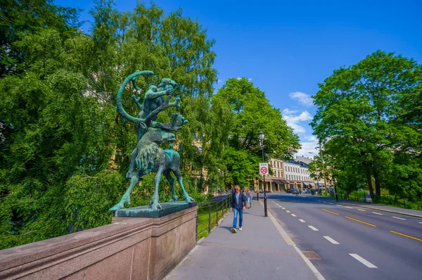 OSLO, NORWAY - 8 JULY, 2015: Famous Ankerbrua with its recognizable animal statues located in the heart of Oslo. This bridge crosses Akerselva which runs through city centre — Stock fotografie