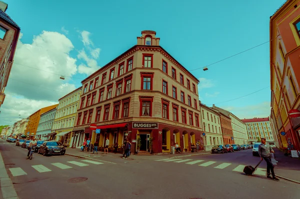 OSLO, NORWAY - 8 JULY, 2015: Charming neighbourhood Grunerlokka typical buildings and sorroundings on a sunny day — Stock fotografie