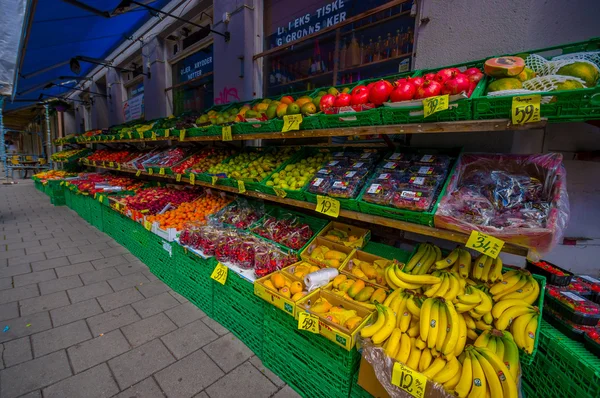 Oslo, Norwegen - 8. Juli 2015: typischer Gemüsemarkt in Torggata, wo viele Immigranten erfolgreiche Lebensmittelgeschäfte mit einer großen Vielfalt an Produkten betreiben — Stockfoto